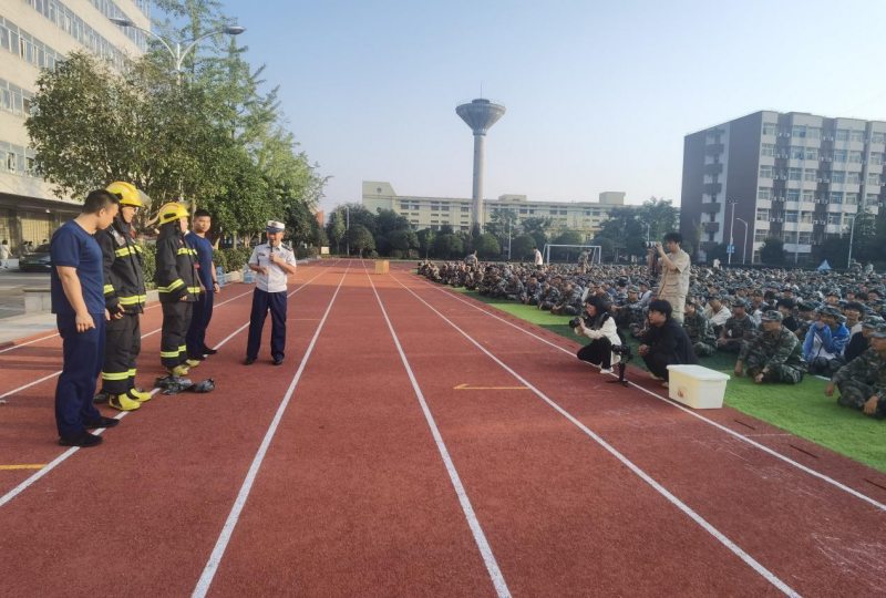 消防救援人员为大一新生送去消防安全教育培训课。通讯员供图