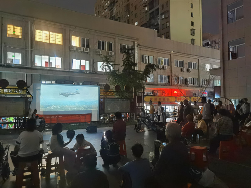 9月26日晚，同升街道文化站联合街道生态事务中心，携手长房租赁公司及小区物业公司，在粟塘小区开展“红色电影进小区、文化惠民入人心”活动。受访者供图