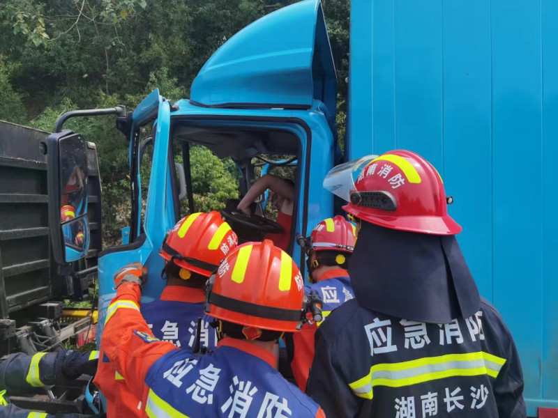 望城消防救援站消防救援人员救援现场。通讯员供图