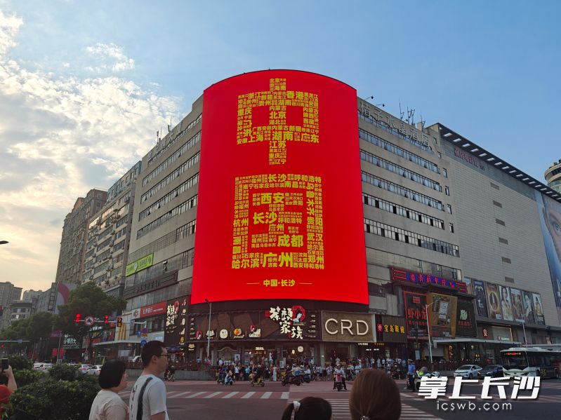 司门口。  均为长沙晚报全媒体记者王志伟、刘晓敏摄