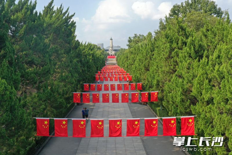 烈士公园南门广场。