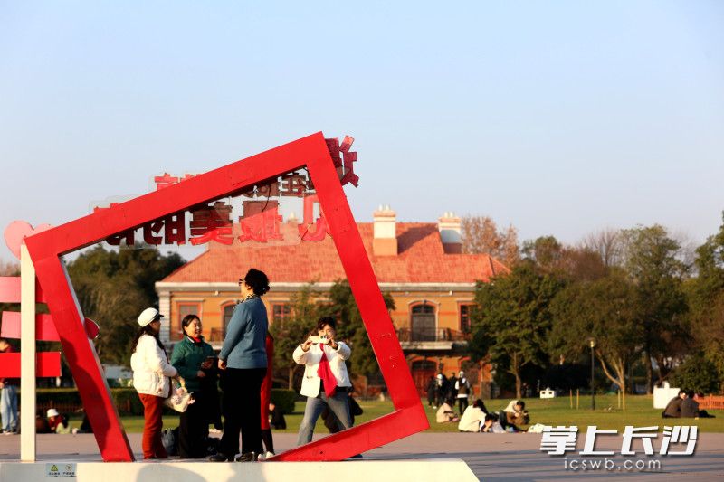 游客在橘子洲景区打卡。 均为长沙晚报全媒体记者贺文兵摄