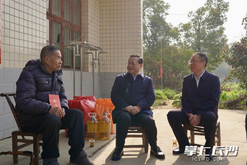 21日上午，市委常委、市委政法委书记张敏（中）带队到望城区开展春节前走访慰问，并督导检查安全生产工作。 长沙晚报通讯员 袁帅 摄