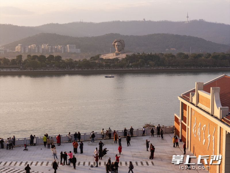 恰同学少年广场上，青年毛泽东艺术雕塑同样引人注目，与湘江、岳麓山相互映衬。