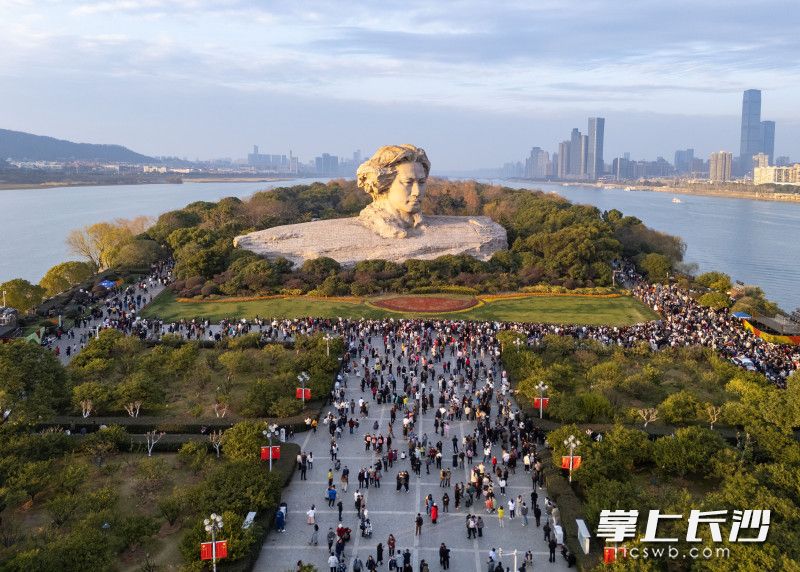 正月初一，不少市民游客趁晴好天气来到橘子洲游玩。均为长沙晚报全媒体记者 郭雨滴 摄