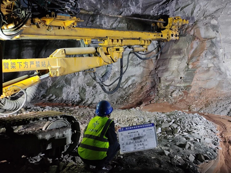 监理现场检查钻孔深度。