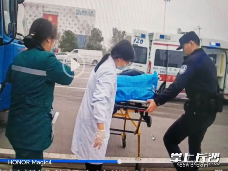在民警协助下，蒋女士的丈夫被紧急送往医院。 长沙晚报通讯员 覃亚林 供图