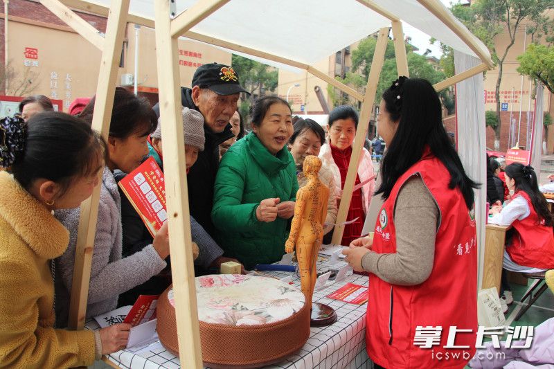 2月28日，“学雷锋·文明实践我行动”暨长沙市雨花区学雷锋服务中医非遗文明市集活动在此热闹开场。 均为通讯员 杨杰 摄