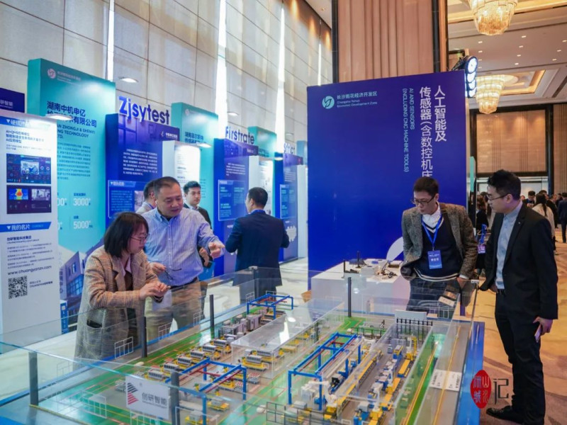 活动外场采用“平面 立体”结合的展示方式进行，打造沉浸式的科创场景。邓迪 摄