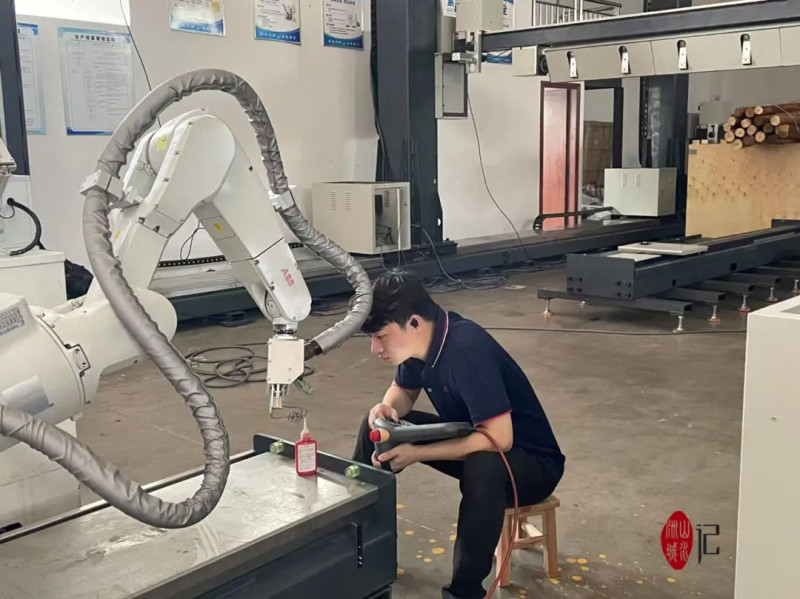 小羽互联智能科技（长沙）有限公司生产车间内，工程师正在调试设备。朱泽寰 摄