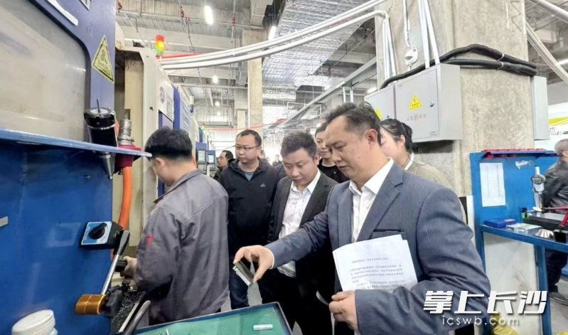 活动企业代表团参观雅圆精密的精密部件产品及生产车间。 均为园区供图