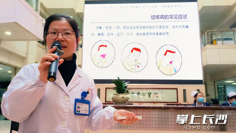 专家向群众介绍肺结核相关防治知识。