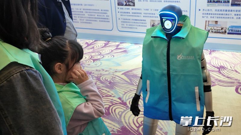 湖南省结核病防治所引进的人工智能机器人志愿者“抗痨精灵”,能准确无误地回答观众关于结核病的各种防治问题。 湖南省结核病防治所引进的人工智能机器人志愿者“抗痨精灵”,能准确无误地回答观众关于结核病的各种防治问题。