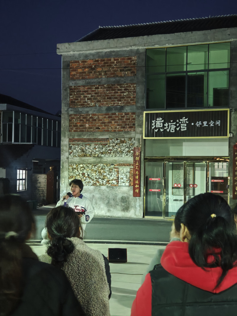 村民一起搞音乐会，璜塘湾广场一片欢声笑语。