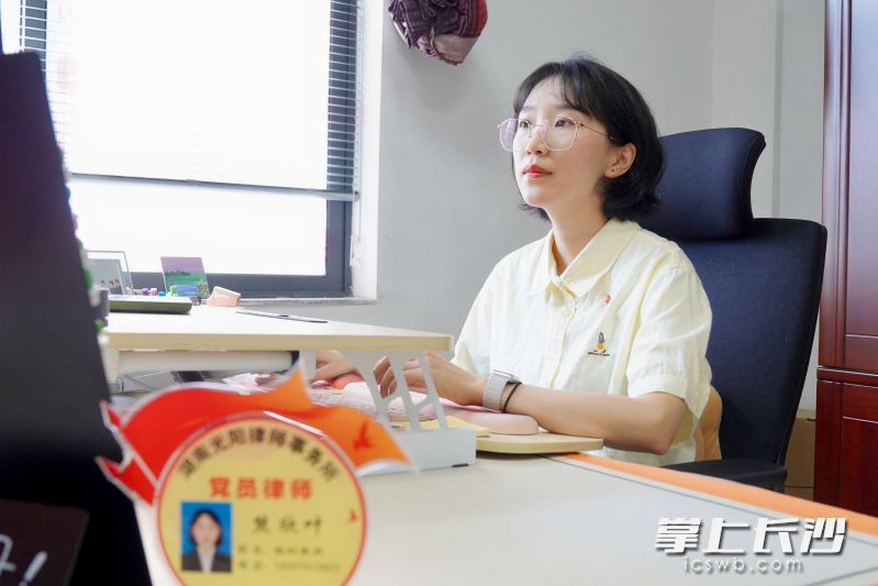 熊欣叶正在认真细致地分析案例。长沙晚报全媒体记者 张禹 通讯员 段华良 摄影报道