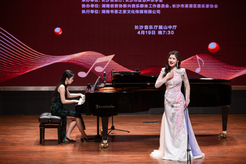 歌者激情四溢。