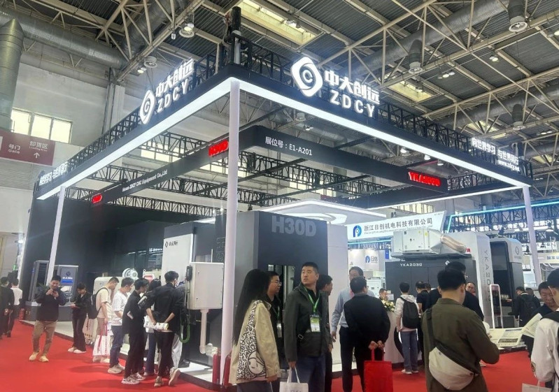 中大创远展区内人头攒动。企业供图