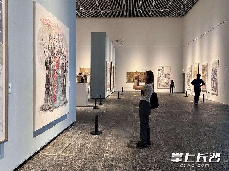 观众赏画拍照。 观众赏画拍照。