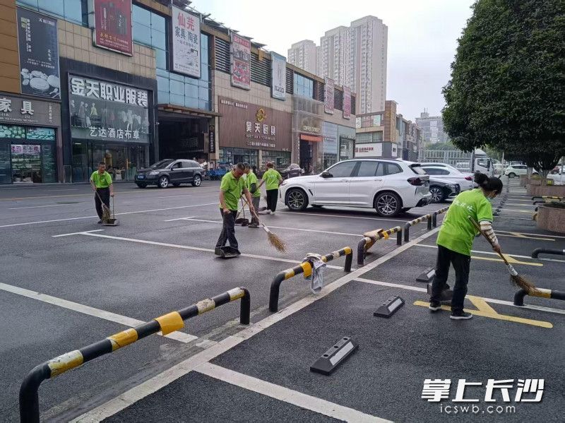 高桥大市场社区组织经营户,物业等,开展卫生大扫除。 均为 通讯员 章锦 摄 高桥大市场社区组织经营户,物业等,开展卫生大扫除。 均为 通讯员 章锦 摄