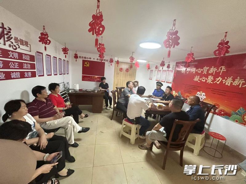 小区党员、业主代表等组织召开废品站噪声问题整改协调会。 小区党员、业主代表等组织召开废品站噪声问题整改协调会。