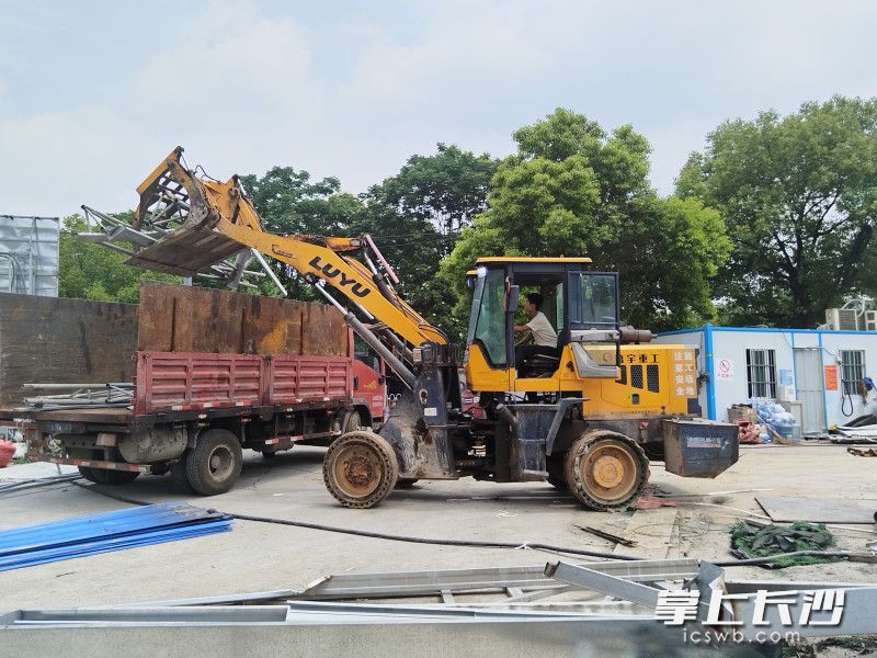 拆除违章建(构)筑物。 拆除违章建(构)筑物。