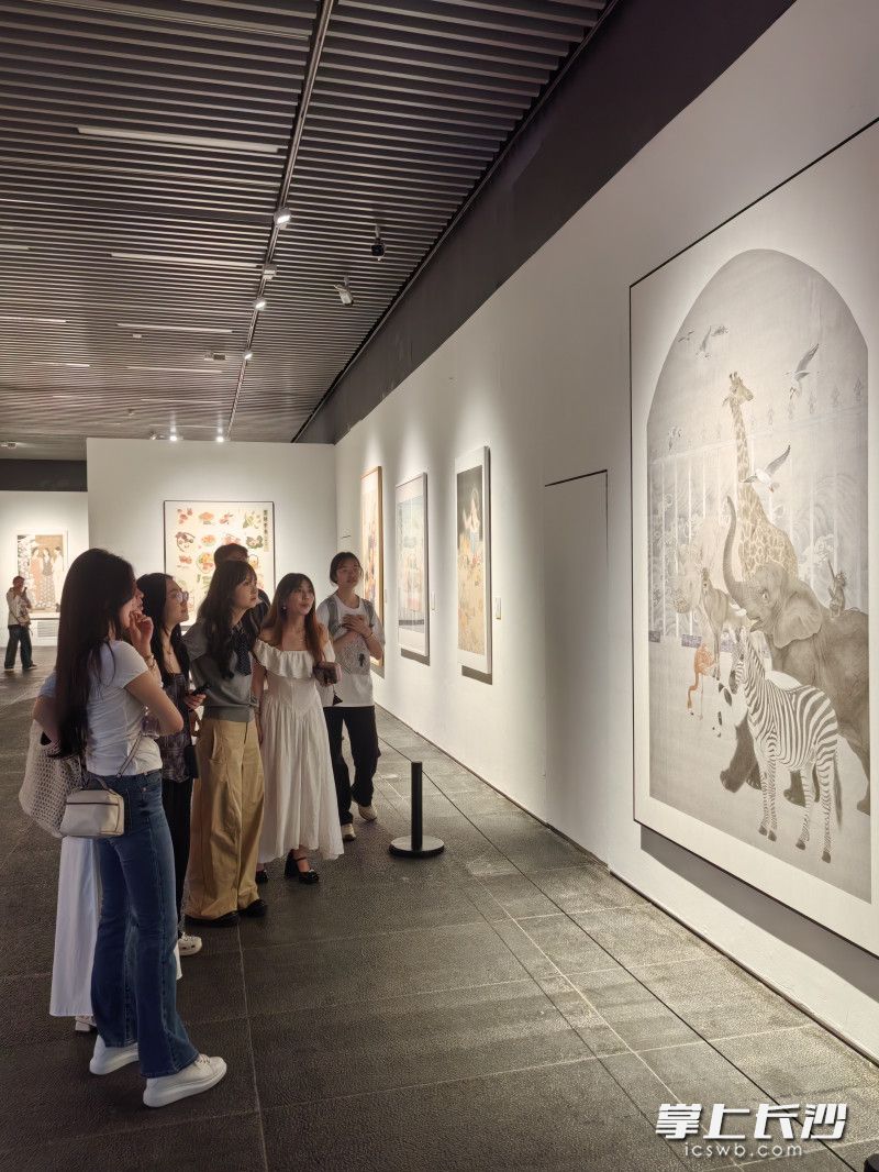 展览吸引众多大学生观展。均为主办方和肖舞 供图 展览吸引众多大学生观展。均为主办方和肖舞 供图