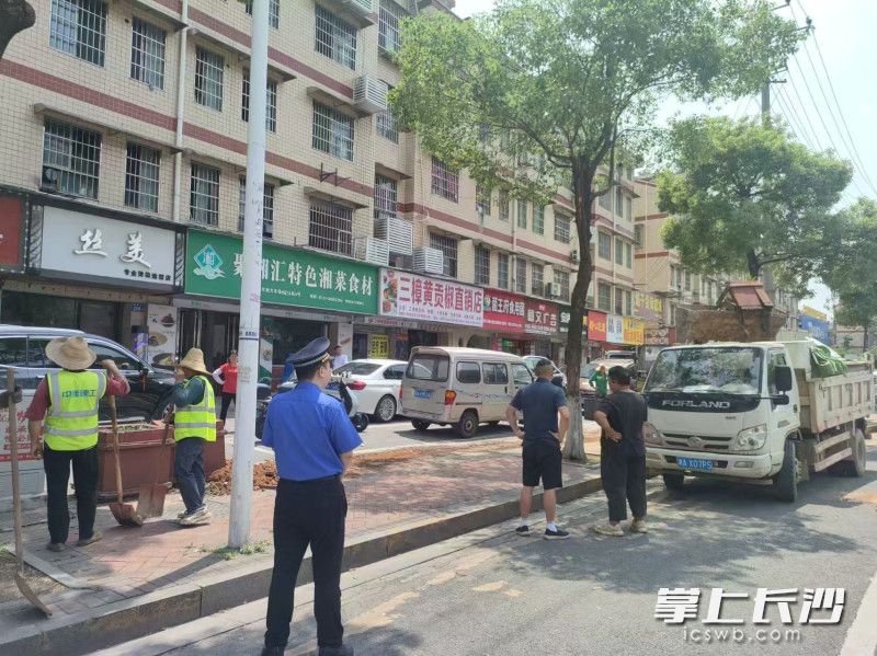 清扫清理垃圾堆物。 清扫清理垃圾堆物。