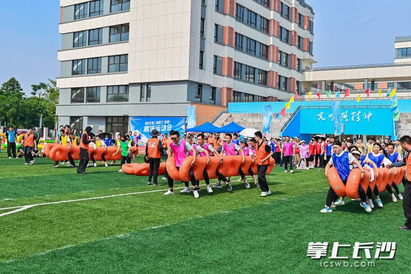 来自各企事业单位的一线职工与产业工人们通过“共赴未来”“万众一心”“趣味闯关”“飞盘九宫格”的团队比拼。 来自各企事业单位的一线职工与产业工人们通过“共赴未来”“万众一心”“趣味闯关”“飞盘九宫格”的团队比拼。