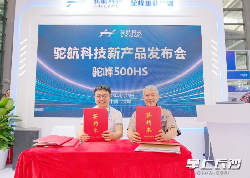 鸿鹏航空动力集团董事长许可达与驼航科技总经理王强签约现场。 鸿鹏航空动力集团董事长许可达与驼航科技总经理王强签约现场。