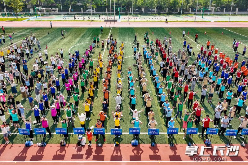 此次活动吸引了20余支职工团体队伍、140余组亲子家庭,近1000人踊跃参与,现场气氛热烈。 此次活动吸引了20余支职工团体队伍、140余组亲子家庭,近1000人踊跃参与,现场气氛热烈。