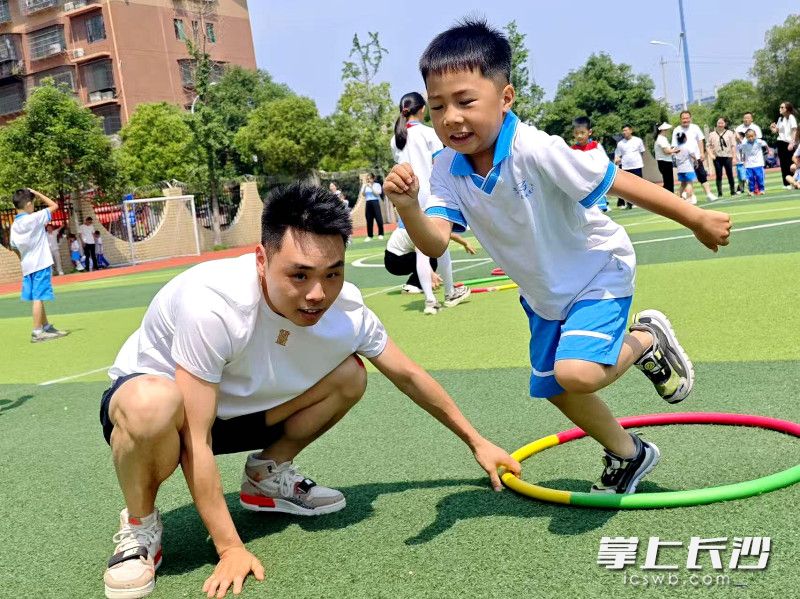 一对父子在亲子运动会上向前冲。均为学校供图 一对父子在亲子运动会上向前冲。均为学校供图