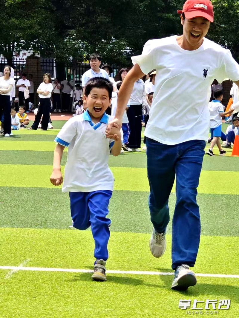 父子携手向前跑。 父子携手向前跑。