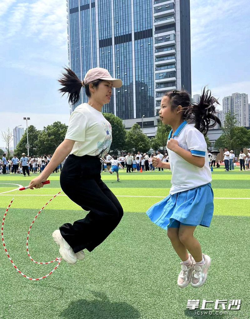 母女在跳绳。 母女在跳绳。