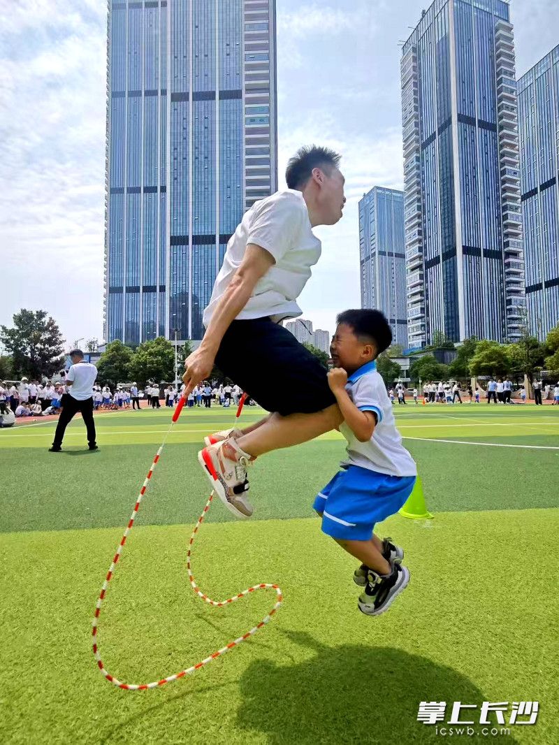 “儿子,加油!”“爸爸,我拼全力了!” “儿子,加油!”“爸爸,我拼全力了!”