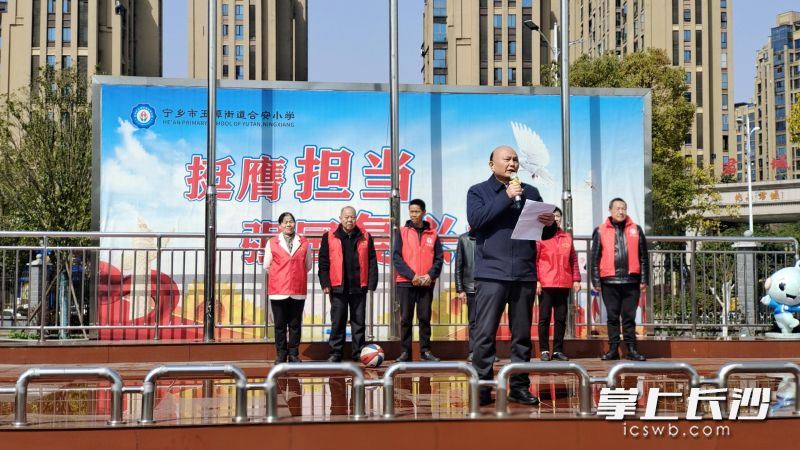 李志明将禁毒知识带进校园。 均为受访方供图