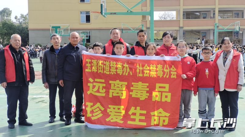 在李志明的带动下，玉潭街道常态化开展禁毒宣讲。