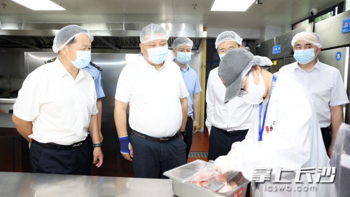 市政协主席陈刚前往雅礼中学，督导检查包保单位食品安全工作。图为抽检人员正在进行采样。 长沙晚报全媒体记者 盛磊 摄