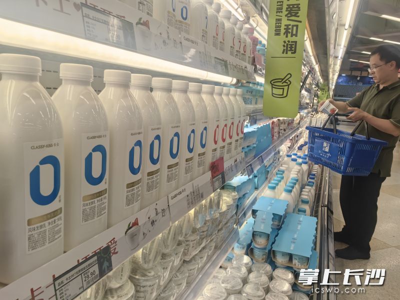 近日,记者走访市场发现,不少食品外包装仍然以“零添加”“零蔗糖”等为宣传噱头。 长沙晚报全媒体记者 彭放 摄 近日,记者走访市场发现,不少食品外包装仍然以“零添加”“零蔗糖”等为宣传噱头。 长沙晚报全媒体记者 彭放 摄