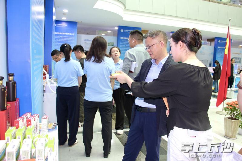 雨花经开区管委会一楼大厅,链上企业正在集中展示最新科技成果。 雨花经开区管委会一楼大厅,链上企业正在集中展示最新科技成果。