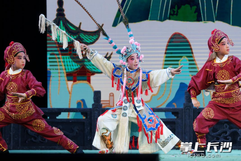 少儿戏剧表演《童声戏韵》演出剧照。 少儿戏剧表演《童声戏韵》演出剧照。