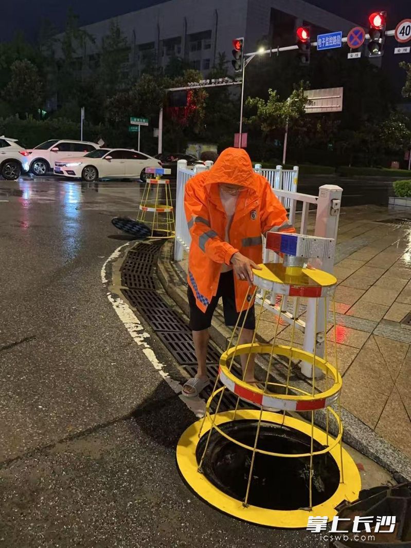 宁乡市住建局城区排水中心值守人员在安放检查井防护笼。照片均为长沙晚报全媒体记者 张禹 通讯员 陈洪波 摄影报道