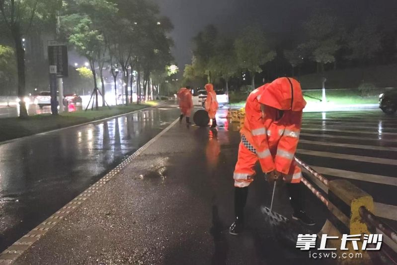 城区排水中心组织24人，分为4个专业队伍，对城区雨水箅子、排水管道、检查井进行巡查复查，及时清理垃圾。