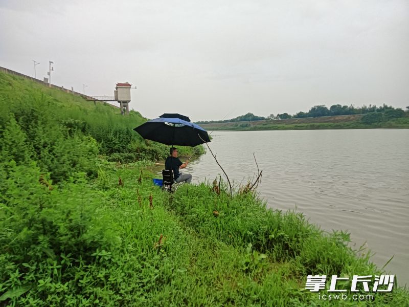 双江口镇值班人员不间断进行巡河,劝离露营、垂钓等临水活动人员。 双江口镇值班人员不间断进行巡河,劝离露营、垂钓等临水活动人员。