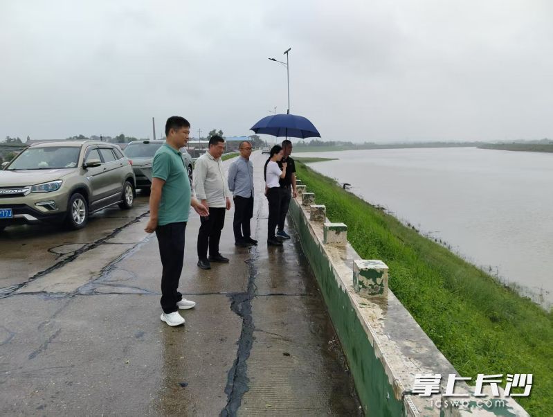 双江口镇由值班领导带队,组建巡查专班,从源头上消除安全隐患。均为长沙晚报全媒体记者 张禹 通讯员 彭利圆摄 双江口镇由值班领导带队,组建巡查专班,从源头上消除安全隐患。均为长沙晚报全媒体记者 张禹 通讯员 彭利圆摄