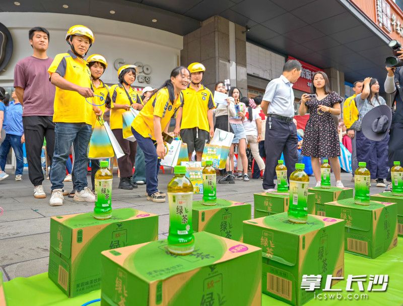 活动现场骑手们在参与游戏互动。