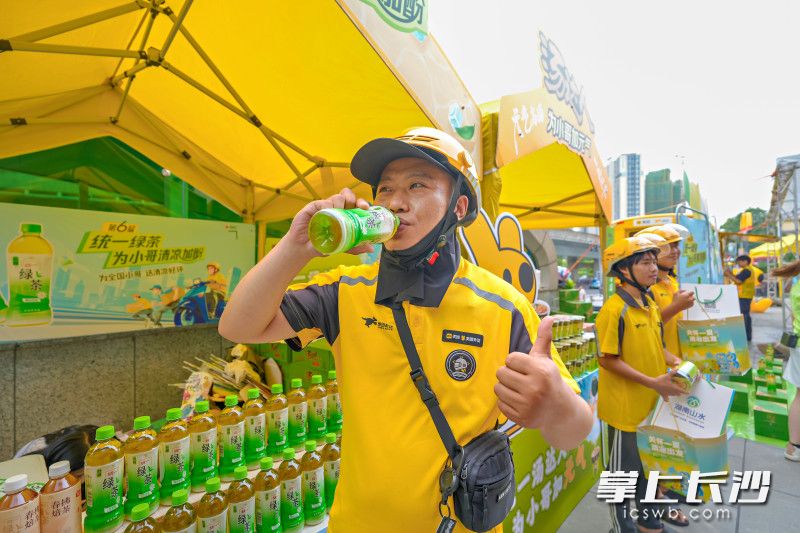 雨花区东塘街道启动“新”融e家关爱服务，夏日冰饮车为新就业群体送清凉。 均为全媒体记者 陈飞 摄