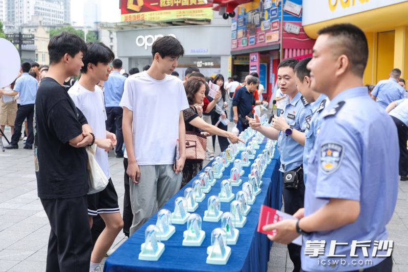 市民游客现场了解麻精药物。 长沙晚报全媒体记者 张洋子 摄