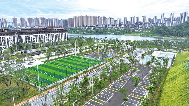 在长兴湖e区景观带，新建的停车场不仅为市民停车提供便利，更在周末焰火秀期间缓解游客“停车难”问题。彭红霞摄