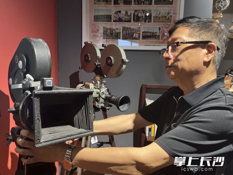 “50后”馆长盛伯骥是黎托街道居民，退休后自掏腰包选址装修，全心投入收集策展。