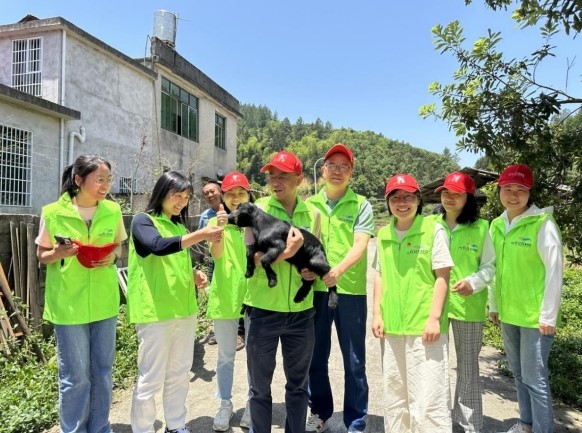 三合水村“认领黑山羊”结对共建活动。